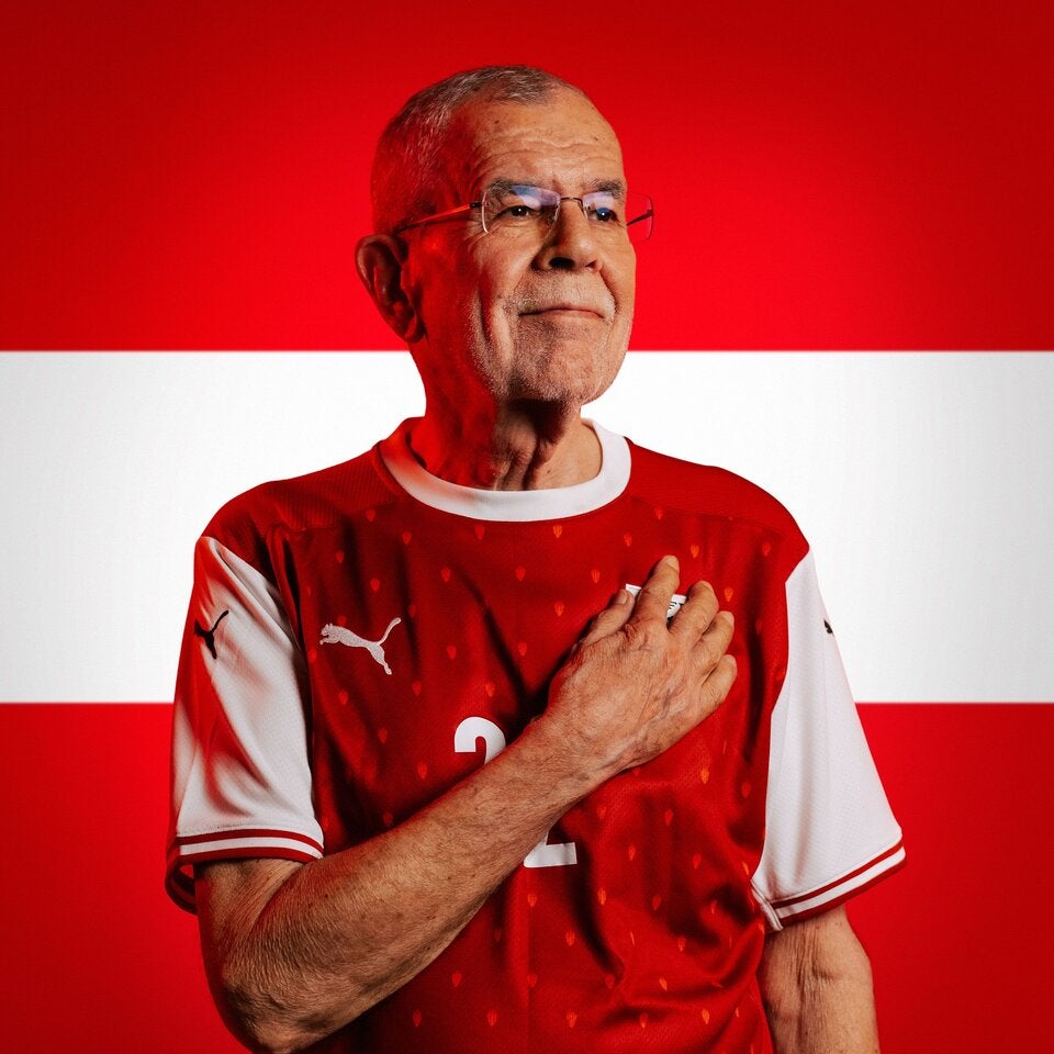 Präsident posiert vor Match in Team-Dress