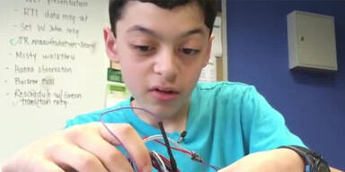 Bub baut Maschine f&uuml;r gel&auml;hmten Freund