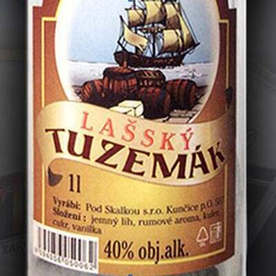 Etiketten von Flaschen, in denen sich möglicherweise Gift-Alkohol befindet 