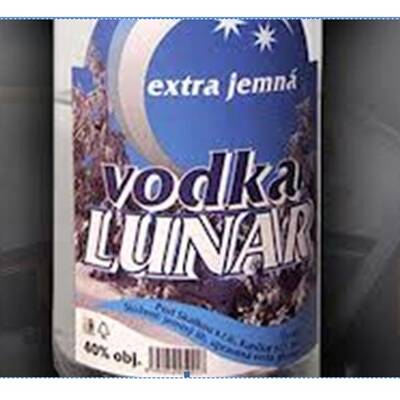 Etiketten von Flaschen, in denen sich möglicherweise Gift-Alkohol befindet 