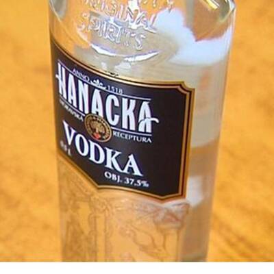 Etiketten von Flaschen, in denen sich möglicherweise Gift-Alkohol befindet 