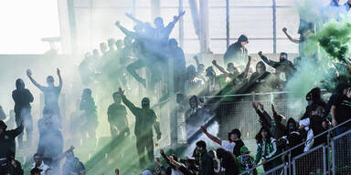 Mega-Eklat: Hooligans stürmen Geisterspiel