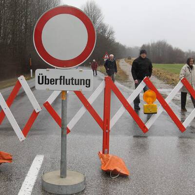Feuerwehrleute bei Aufräumarbeiten im Bezirk Lieze
