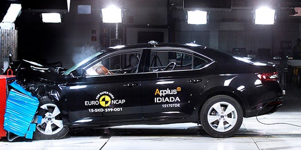 Neuer Superb glänzt beim Crashtest