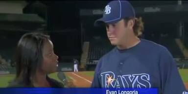 Evan Longoria f&auml;ngt Ball w&auml;hrend Interview
