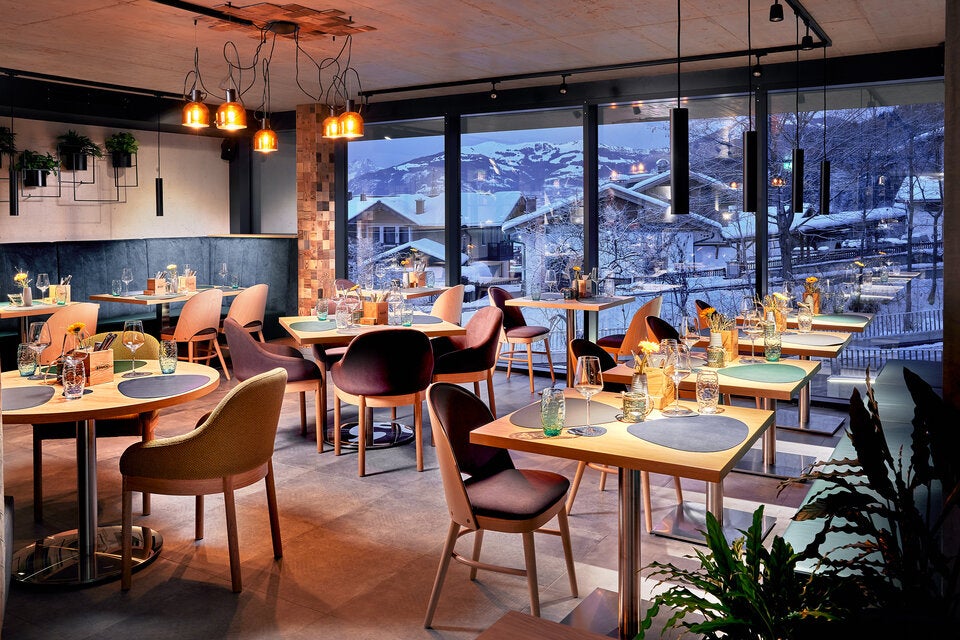 ever.grün Kaprun. Ski- & Lifestylehotel am Fuße des Kitzsteinhorn Gletschers: Top-Asset: Eleganter Indoor-Pool.