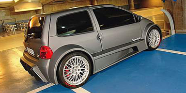 Twingo mit Mittelmotor V8 von Rover