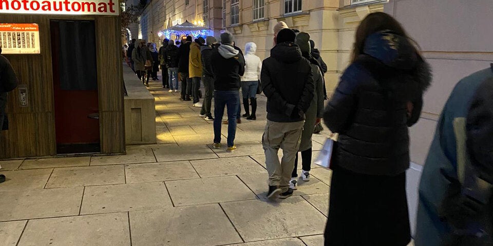 Schon wieder: Massen stürmen trotz Lockdown Punsch-Stände