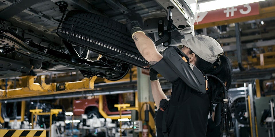 Exoskelett unterstützt Auto-Monteure