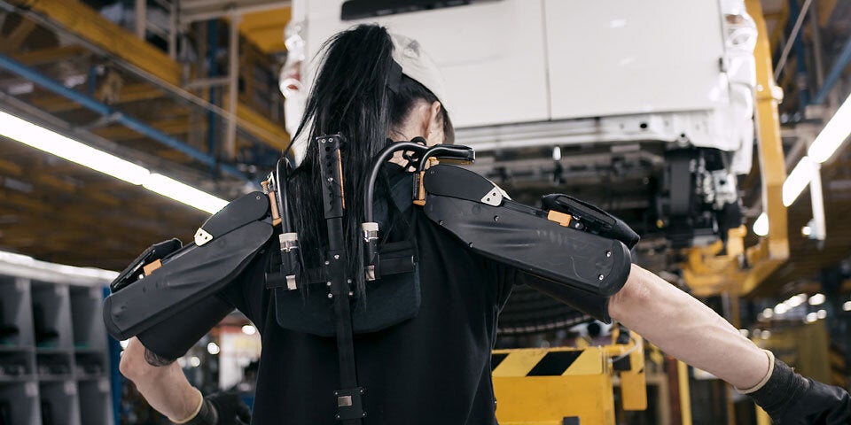 Exoskelett unterstützt Auto-Monteure