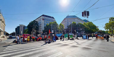 &Ouml;ko-Rebellen besetzen den Urania-Vorplatz