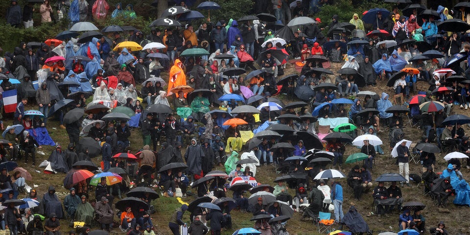 Formel-1-Fans warteten im Regen in Belgien auf Rennen