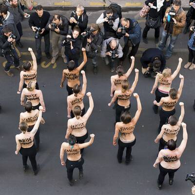 Nackte gegen Front National 