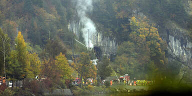 Kampf-Jet stürzt auf Bahnlinie: Zwei Tote