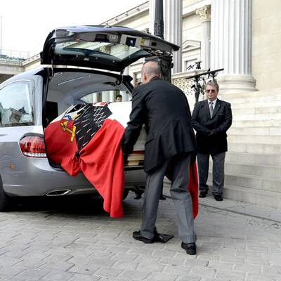 Prammer im Parlament aufgebahrt