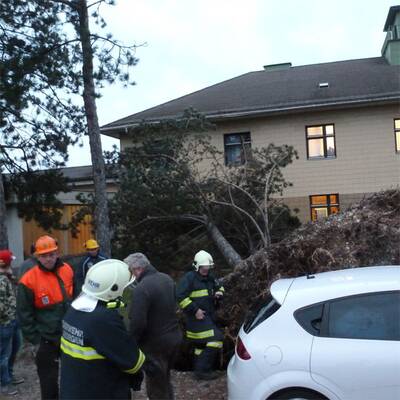 Im Bild: Die Florianijünger beim Aufräumen