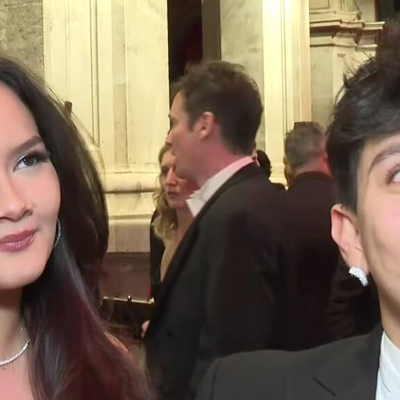 Pop-Opera-Superstar JJ mit seiner kleinen Schwester am Red Carpet