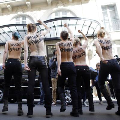 Nackte gegen Front National 