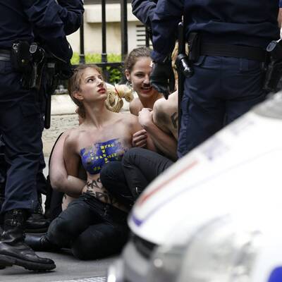 Nackte gegen Front National 