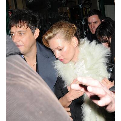 Party-Queen: Wo hat Kate Moss nur ihr Kleid verloren?