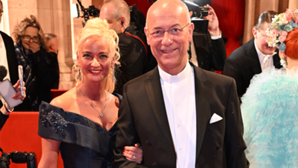 Dompfarrer Toni Faber am Opernball: Das ist seine fesche Begleiterin