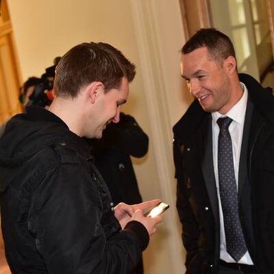 Hier kommt der Facebook-Kläger zum Gericht