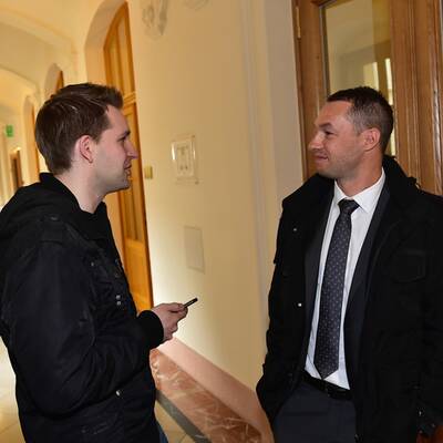 Hier kommt der Facebook-Kläger zum Gericht