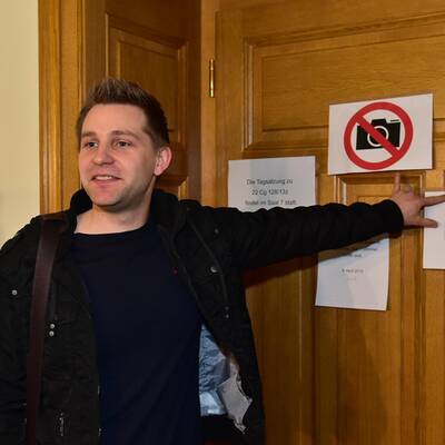 Hier kommt der Facebook-Kläger zum Gericht