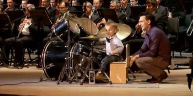 Junger Schlagzeuger wird Facebook-Star