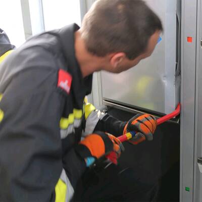 Jugendlicher sperrte sich in Schließfach