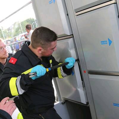 Jugendlicher sperrte sich in Schließfach