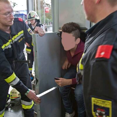 Jugendlicher sperrte sich in Schließfach