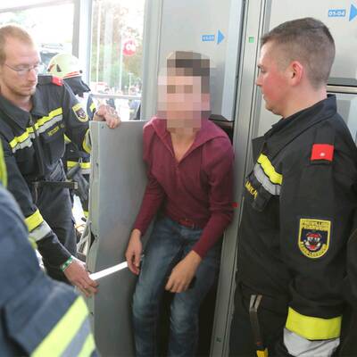 Jugendlicher sperrte sich in Schließfach