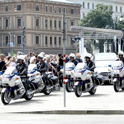 Der Sarg wird aus dem Hohen Haus gebracht