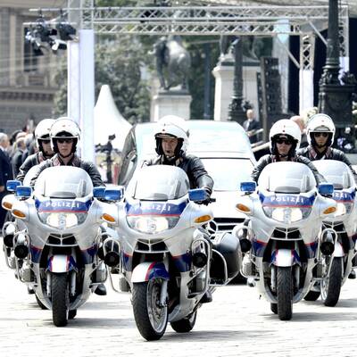 Der Sarg wird aus dem Hohen Haus gebracht