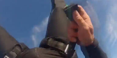 Skydiver vergisst Gurt zu schließen