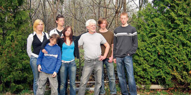 Sechs Kinder weinen um ihren Vater