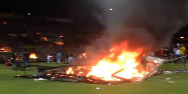 T&uuml;rkische Fans z&uuml;nden eigenes Stadion an