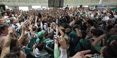 Hunderte Fans empfingen Rapid in Wien