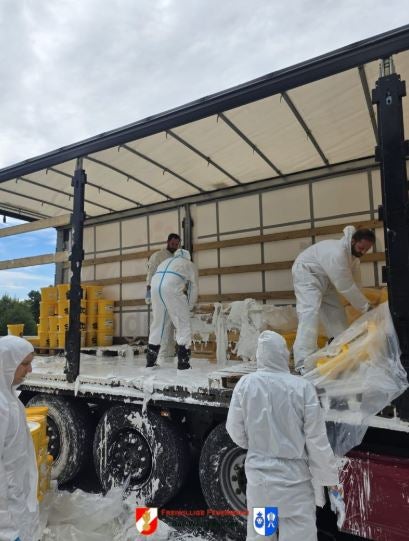 Unfall: Farbkübel landen auf Autobahn