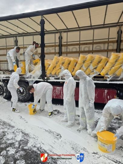 Unfall: Farbkübel landen auf Autobahn
