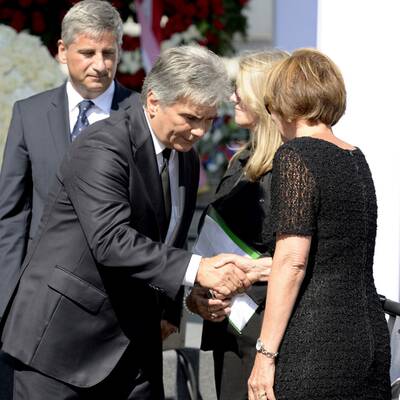 Der Sarg wird aus dem Hohen Haus gebracht