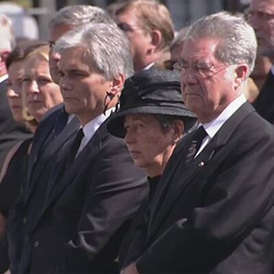 Der Sarg wird aus dem Hohen Haus gebracht