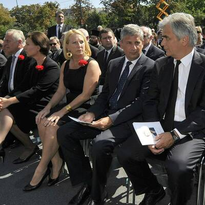 Der Sarg wird aus dem Hohen Haus gebracht