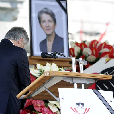 Der Sarg wird aus dem Hohen Haus gebracht