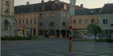 Hakenkreuz-Fahne an Maibaum angebracht