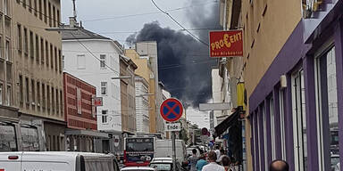 Rauchschwaden über Wien: Dachbrand auf Baustelle