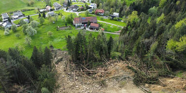 Hangrutsch schiebt Dorf Richtung Deutschland