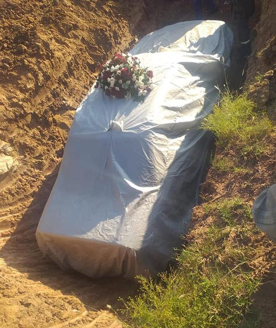 Politiker lässt sich mit seinem Mercedes begraben