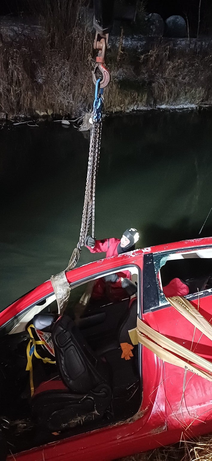 Einsatzkräfte bargen Lenker und Fahrzeug.